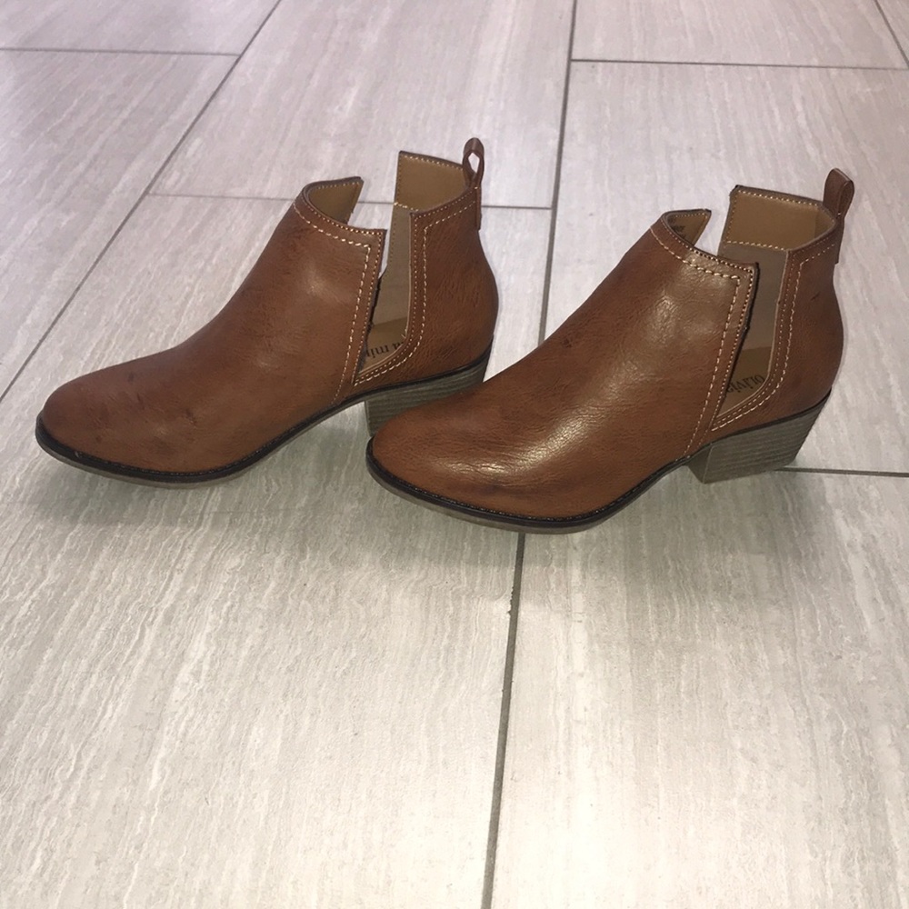 Olivia Miller cut out ankle boots - Picture 3 of 8
